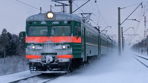 В Хабаровском крае лавина сбила с рельсов тепловоз пассажирского поезда