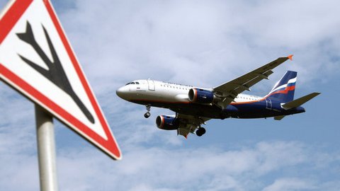 Летевший из Сургута самолет аварийно приземлился в Москве