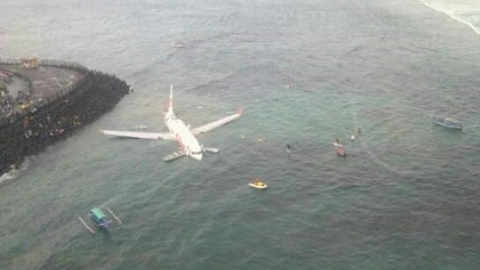 У берегов Бали пассажирский лайнер рухнул в океан