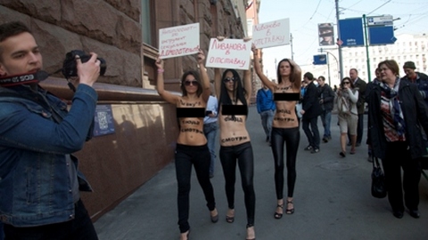 В Москве студентки устроили топлес-акцию, требуя отставки министра Ливанова