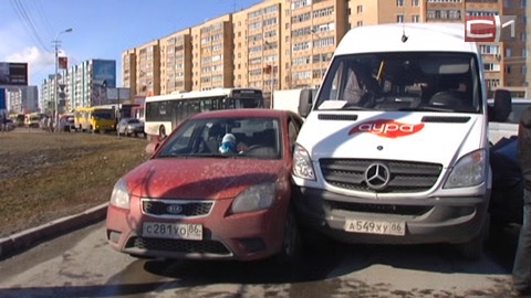 В центре Сургута иномарка «влетела» в маршрутное такси  