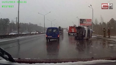 Под Сургутом перевернулась неотложка, в которой везли роженицу  
