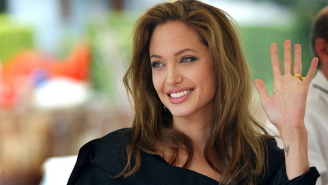 Анджелина Джоли удалила грудь, чтобы избежать рака 