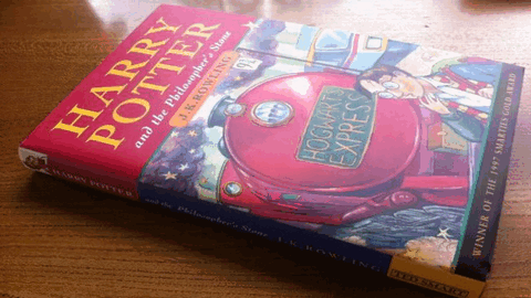 Экземпляр первого издания «Гарри Поттера и философского камня»  был продан на аукционе за 227,2 тысячи долларов