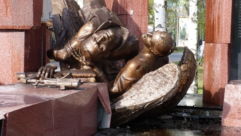 В Ханты-Мансийске водитель снес «Памятник воинам Югры, погибшим в локальных войнах»