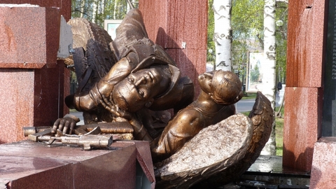 На разрушившего в Ханты-Мансийске памятник водителя-лихача завели дело 