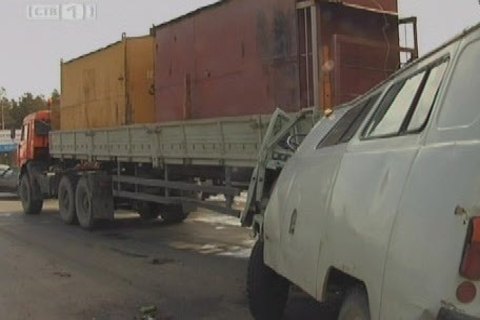 На Нефтеюганском шоссе «УАЗ» врезался в грузовик