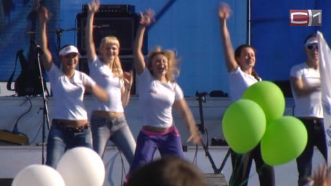 В День города сургутяне поучаствовали в массовом танцевальном флешмобе