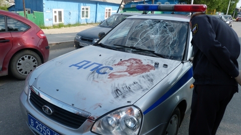 В Ханты-Мансийске дебошир в наркотическом угаре разбил машину ДПС. ВИДЕО