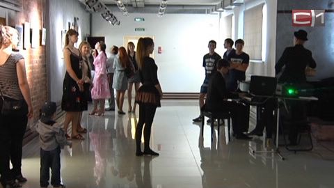 В Сургуте открылась выставка-продажа картин выпускников художественного колледжа