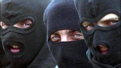 В Сургуте ночью трое в масках обезвредили сторожа и украли полмиллиона рублей