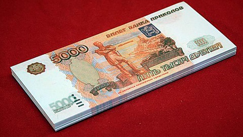 В Нижневартовске мошенница украла деньги у пенсионерки, заменив их на «банкноты нового образца»