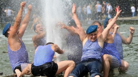 Командующий ВДВ заявил, что десантники купаются в фонтанах из-за тележурналистов