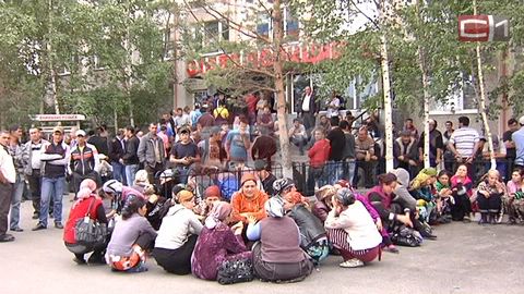 Задержанных на рынках Сургута свезли на площади перед отделами полиции 