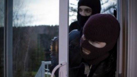 Россиянам могут разрешить убивать «гостей», незаконно проникших в квартиру
