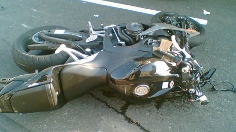 Мотоциклист врезался в машину нижневартовского полицейского