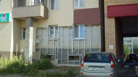 Ремонту аварийного дома в Нефтеюганске мешают... жильцы