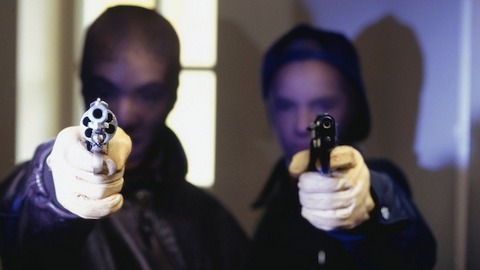 В Пыть-Яхе осудят преступную группировку, грабившую магазины в масках и с пистолетами