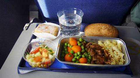 «Пассажиров не кормить». Минтранс предлагает исключить обед из стоимости авиабилета