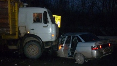 В Сургутском районе «десятка» влетела под «Камаз». Три человека погибли