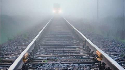 На железнодорожных путях вблизи Сургута погибла женщина: ее сбил поезд