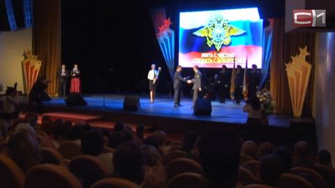 Полицейские Сургута получили награды и благодарственные письма