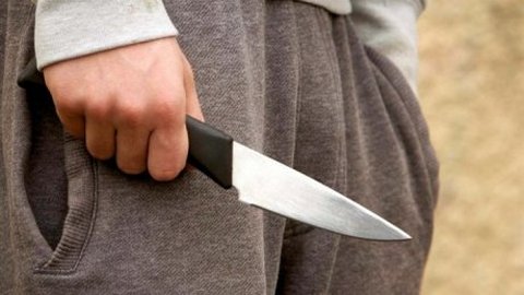 В Сургуте пьяный мужчина набросился с ножом на подростка