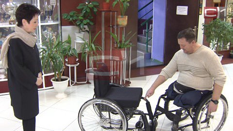 Сургутскому спортсмену-инвалиду Андрею Трубицыну вручили новую коляску