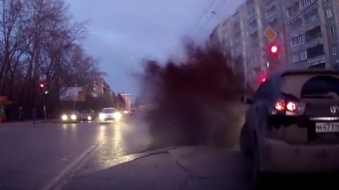 В Екатеринбурге прорыв трубы разворотил асфальт на перекрестке. ВИДЕО