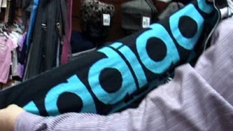 В ХМАО оштрафован ИП, продававший на рынке контрафактную «спортивку» под брендом Adidas