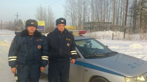 В Югре полицейские спасли семью из Новоаганска, чья машина опрокинулась в кювет