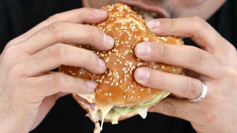 Посетитель McDonalds нашел в купленном гамбургере крысиный хвост