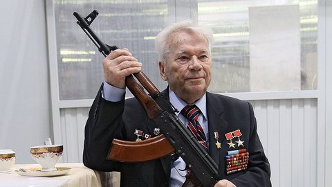 Умер легендарный конструктор-оружейник Михаил Калашников