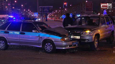 Полицейский автомобиль попал в ДТП в центре Сургута