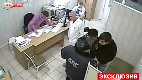 В Нефтеюганске 23-летний ненавистник гаишников напал на инспектора в кабинете врача. ВИДЕО