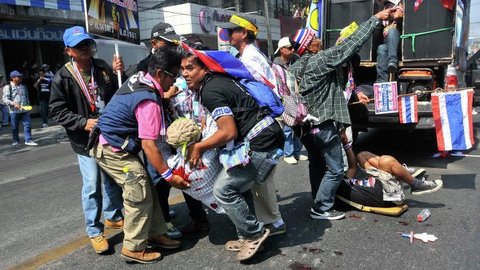 В колонну протестующих в Бангкоке неизвестные сбросили гранату: 28 человек ранены
