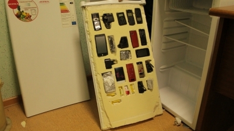 В ИВС Сургута нашли «клад»: в мини-холодильнике подозреваемого прятались 12 мобильников и сим-карты. ФОТО