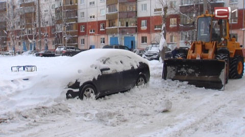 Чистить дворы от снега коммунальщикам Сургута мешают припаркованные машины и автохлам