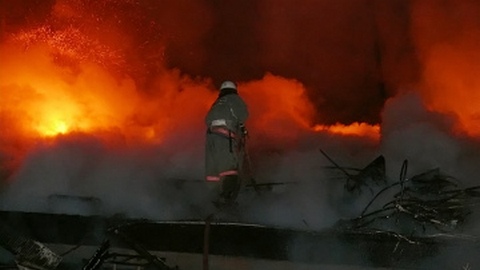 В Когалыме при пожаре в жилом доме погибли 2 человека. Еще 5 пострадали: спасаясь от огня, они спрыгнули со 2 этажа 