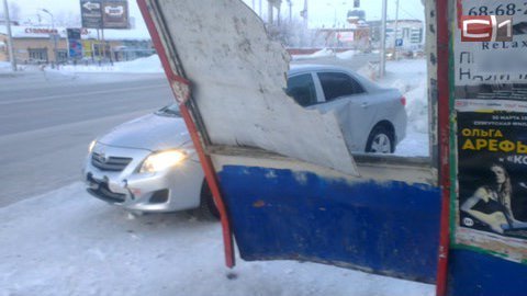 В Сургуте сбили женщину прямо на автобусной остановке. ВИДЕО