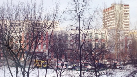 Вооруженный молодой человек устроил стрельбу в московской школе и взял детей в заложники