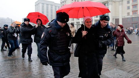 В Москве освободили  40 задержанных человек с зонтами