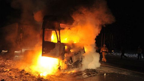 На трассе «Пермь-Екатеринбург» сгорел грузовик «Вольво», перевозивший фрукты в Сургут. ФОТО