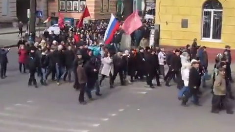 Пока экс-президент Украины, возможно, скрывается в Крыму, в соседней Одессе тысячи демонстрантов скандируют: «Россия». ВИДЕО