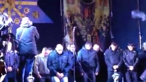 Во Львове бойцы «Беркута» встали на колени и попросили прощения за гибель людей. ВИДЕО
