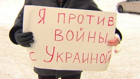 Сегодня в Сургуте проходят одиночные пикеты в поддержку Украины.  Люди выступают за мирное урегулирование конфликта