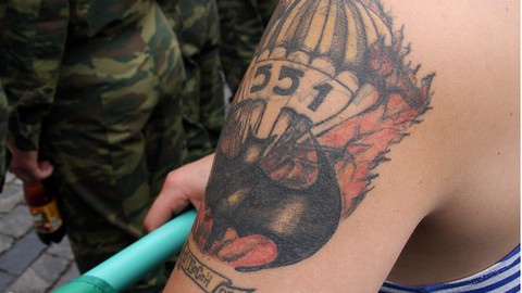 На границе Украины был задержан подозрительный россиянин, его выдала татуировка ВДВ
