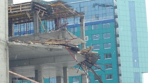 Два человека погибли при обрушении в строящемся здании "Газпром переработки". ВИДЕО