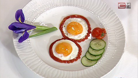 Праздничная яичница. Как добавить романтики простейшему завтраку?