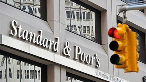 Standard & Poor&apos;s сменило прогноз рейтинга РФ на негативный